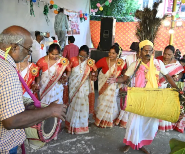 शहनाइ बरातघर में आदिवासी उत्थान कल्याण समिति की ओर से आयोजित कर्मा पूजा में वाद्य यंत्रों के संग नृत्य करते संस्था के लोग। जागरण